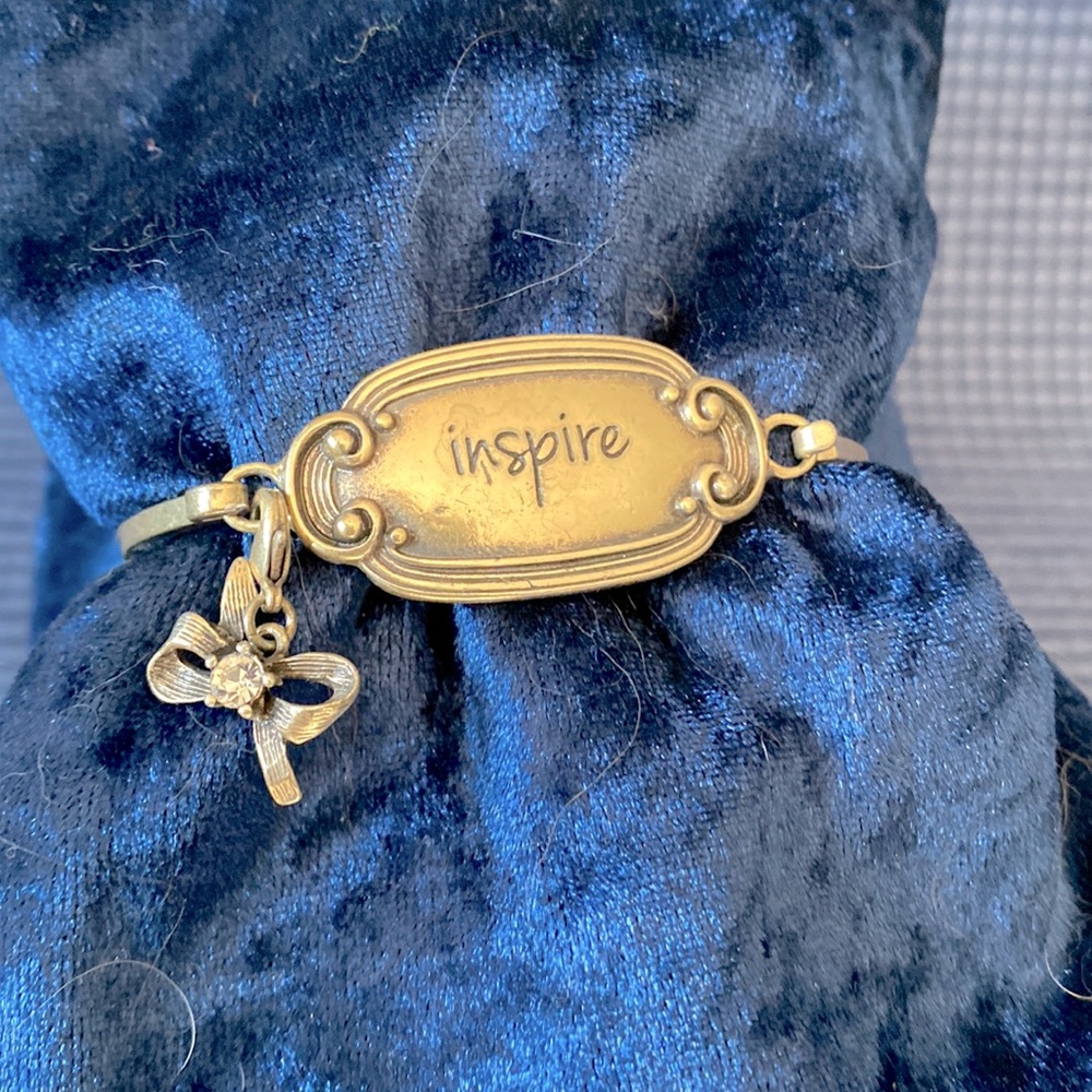 Removable charm with 5-prong setting on INSPIRE Fashion ID Bracelet
